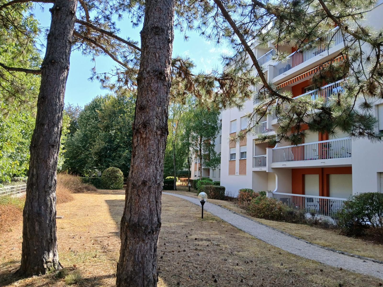 
                                                Location
                                                 T2 neuf et meublé dans résidence standing boisée