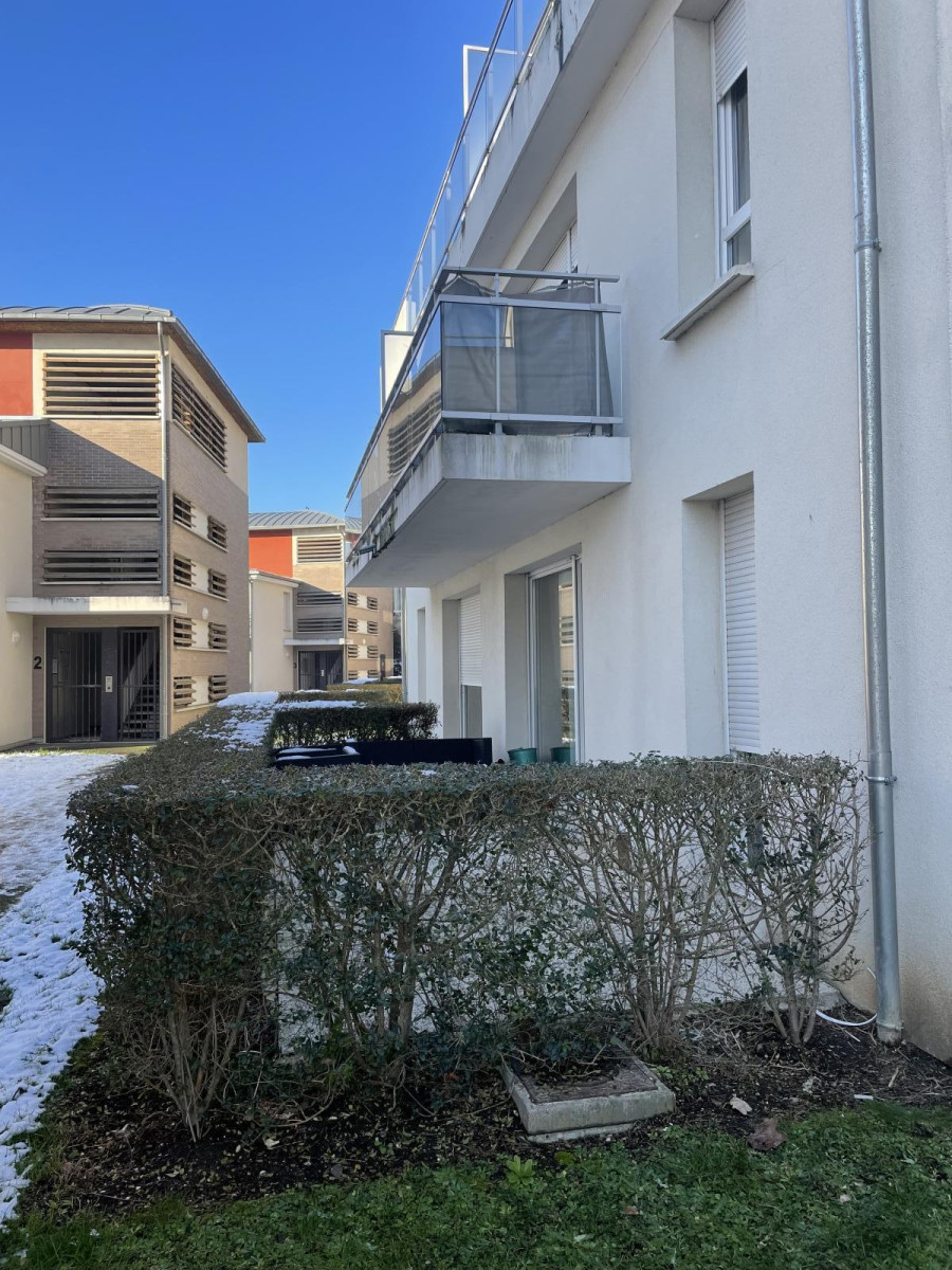 
                                                Location
                                                 T2 non meublé dans résidence calme (terrasse)
