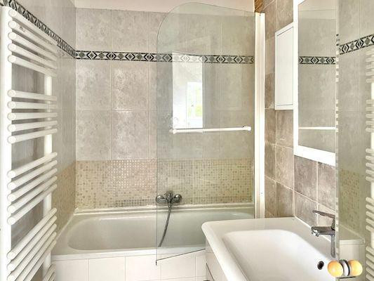 
                                                Location
                                                 T2 Paris 20 métro Philippe Auguste