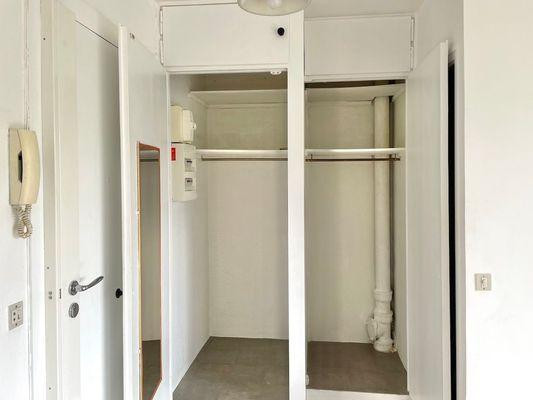 
                                                Location
                                                 T2 Paris 20 métro Philippe Auguste