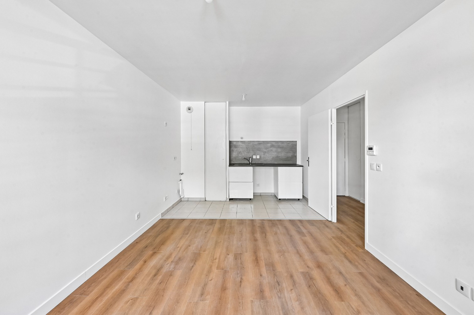 
                                                Vente
                                                 T2 pièces avec balcon - ST OUEN L'AUMONE