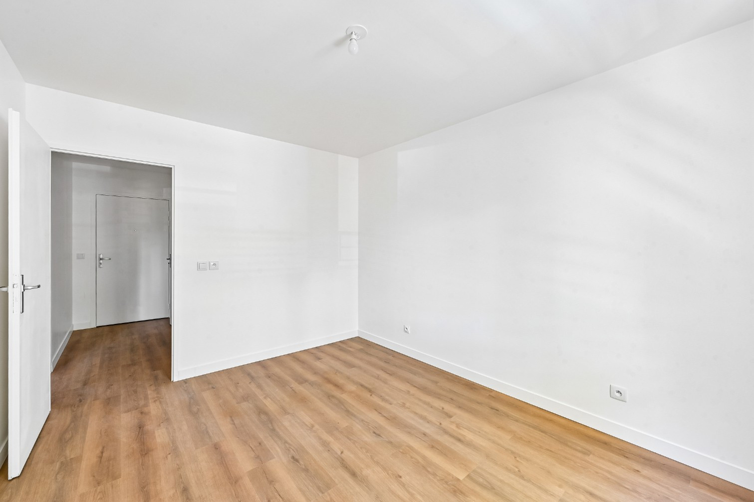 
                                                Vente
                                                 T2 pièces avec balcon - ST OUEN L'AUMONE