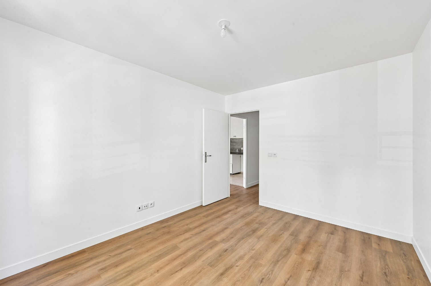 
                                                Vente
                                                 T2 pièces avec balcon - ST OUEN L'AUMONE