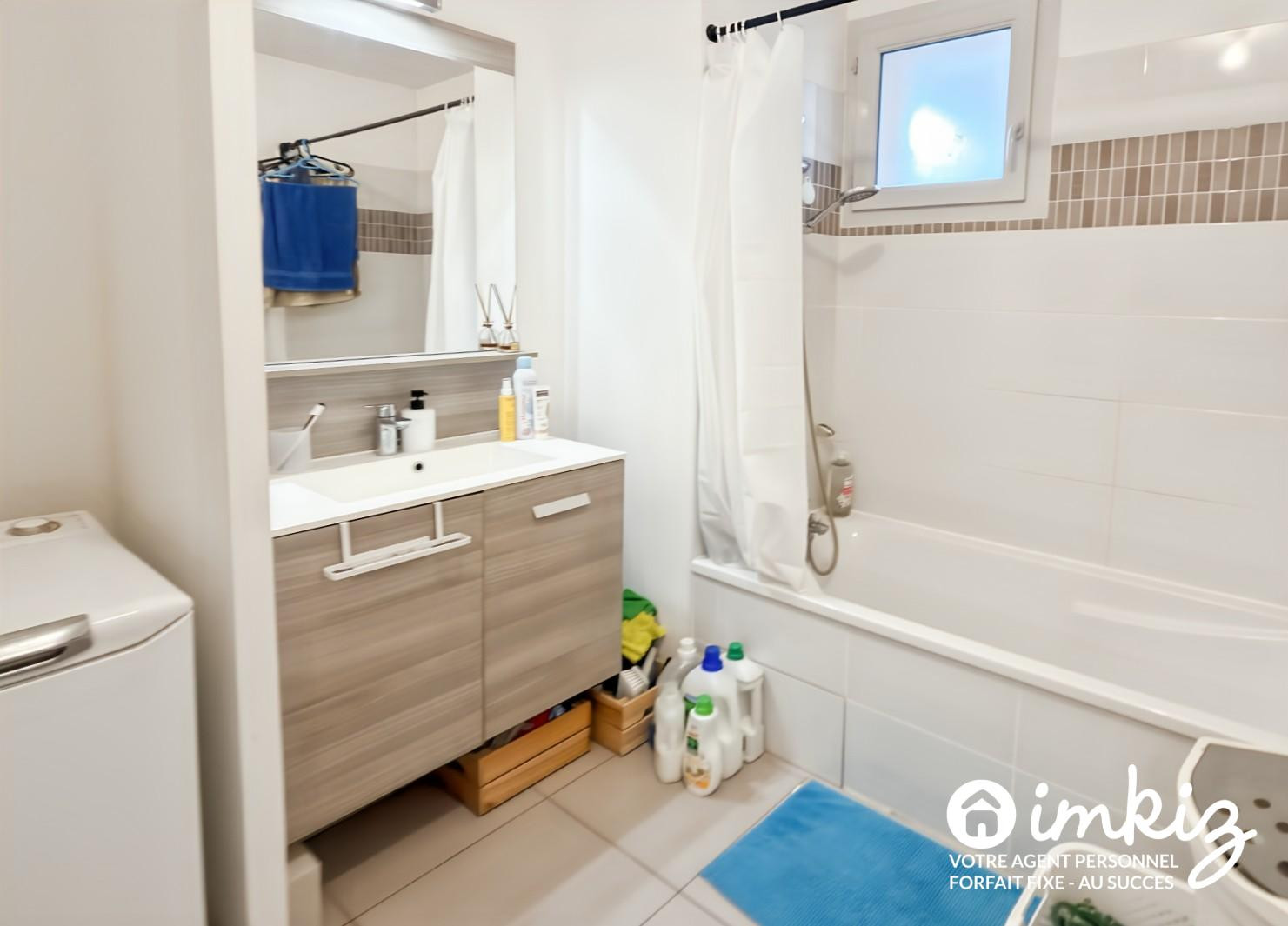 
                                                Vente
                                                 T2 récent avec balcon et parking, loué clé en main