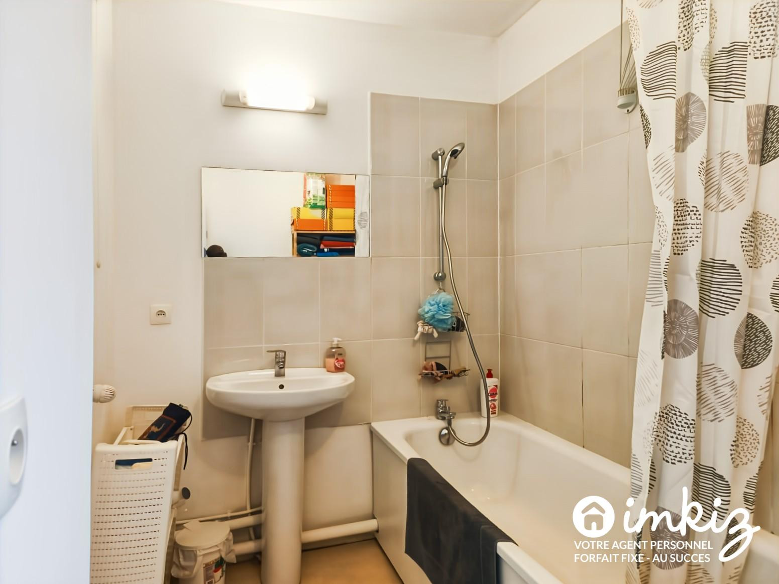 
                                                Vente
                                                 T2 récent de 53 m² avec loggia, parking et cave