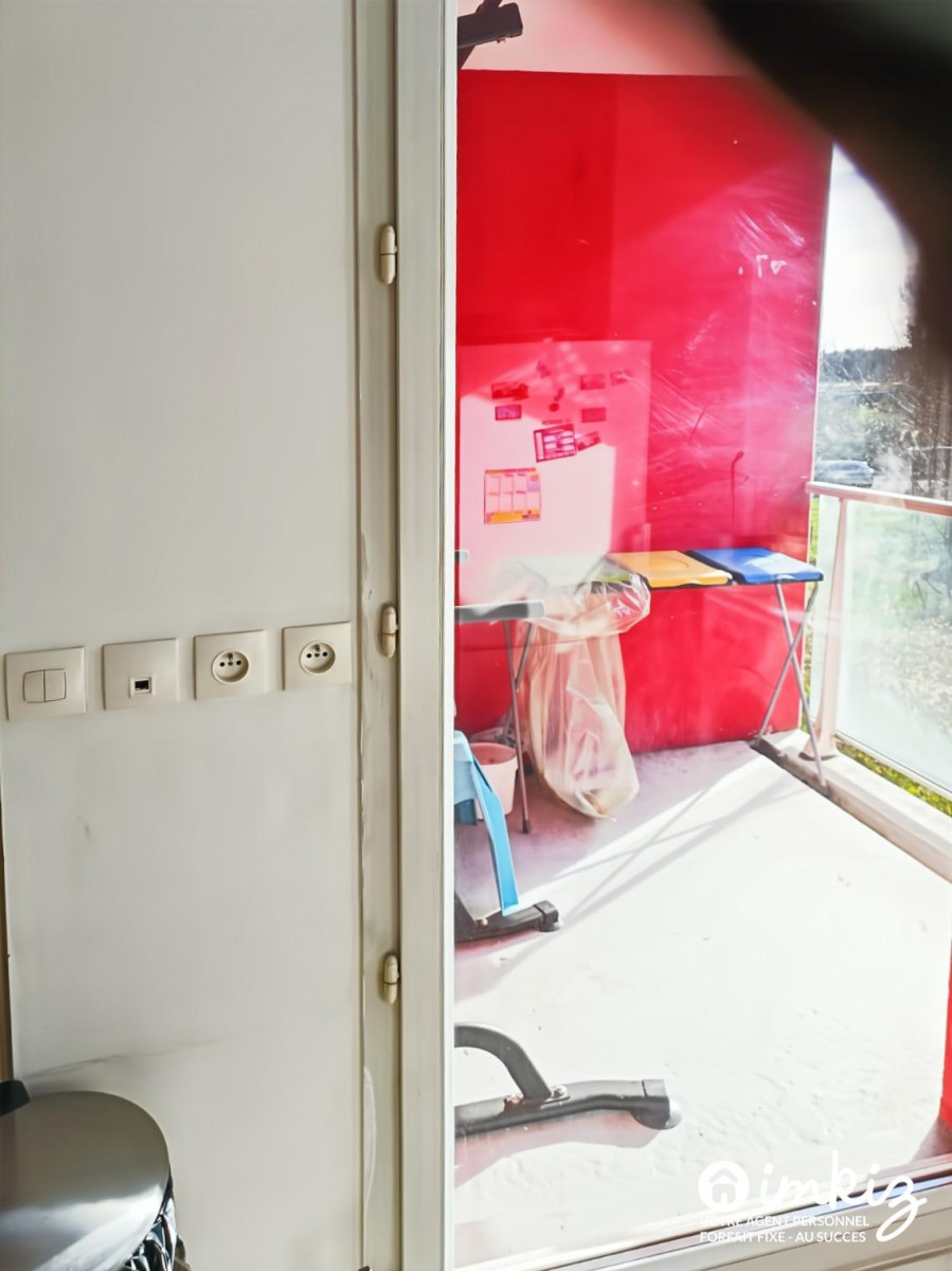 
                                                Vente
                                                 T2 récent de 53 m² avec loggia, parking et cave