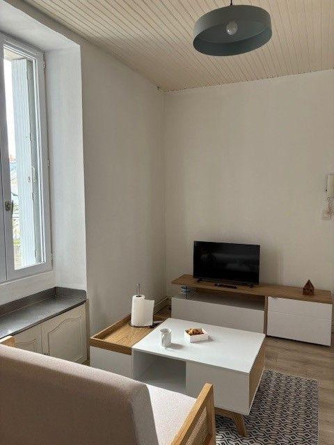 
                                                Location
                                                 T2 refait à neuf dans quartier tranquille