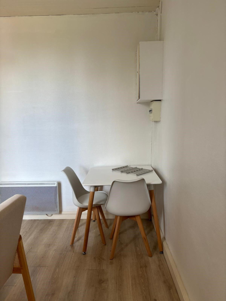 
                                                Location
                                                 T2 refait à neuf dans quartier tranquille