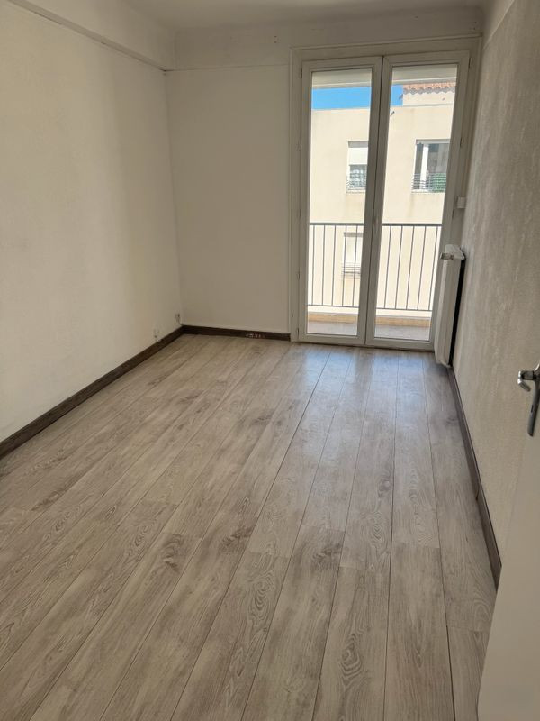 
                                                Location
                                                 T2 refait neuf