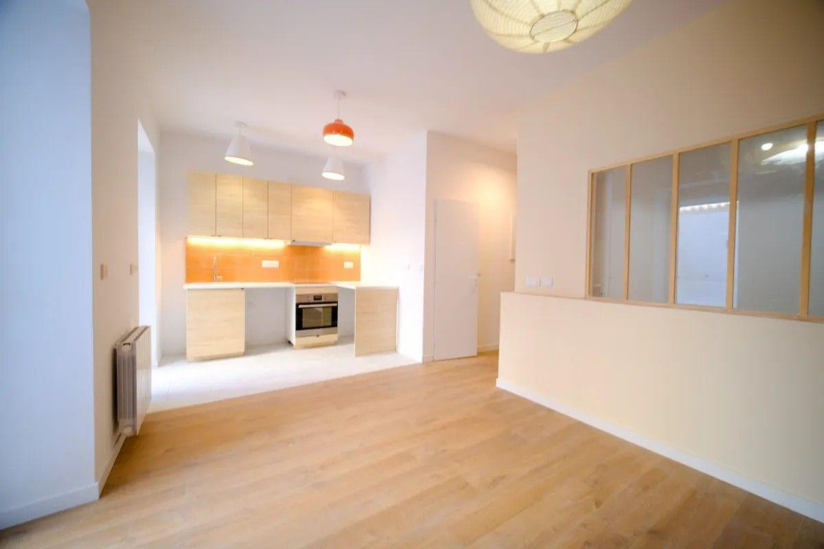 
                                                Location
                                                 T2 rénové 42m² avec terrasse exceptionnelle 80m²