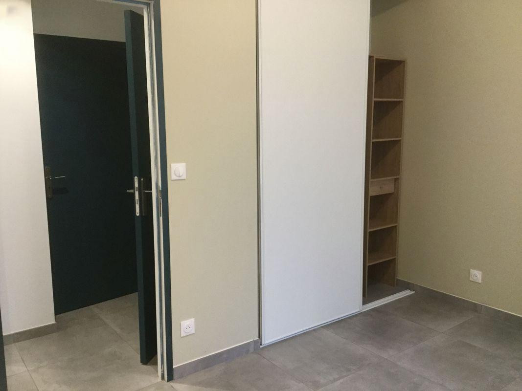 
                                                Location
                                                 T2 rénové au pied de la Fac / Université