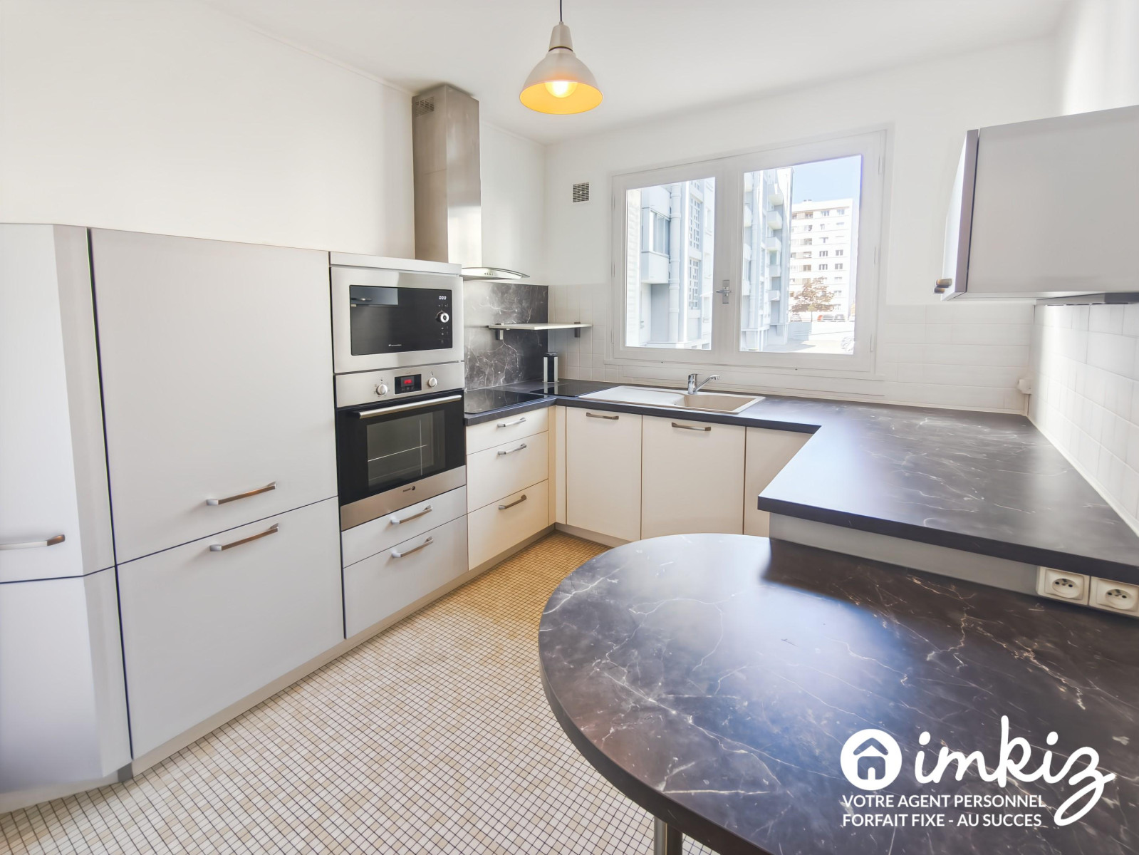 
                                                Vente
                                                 T2 rénové de 48m² avec loggia, parking et tennis