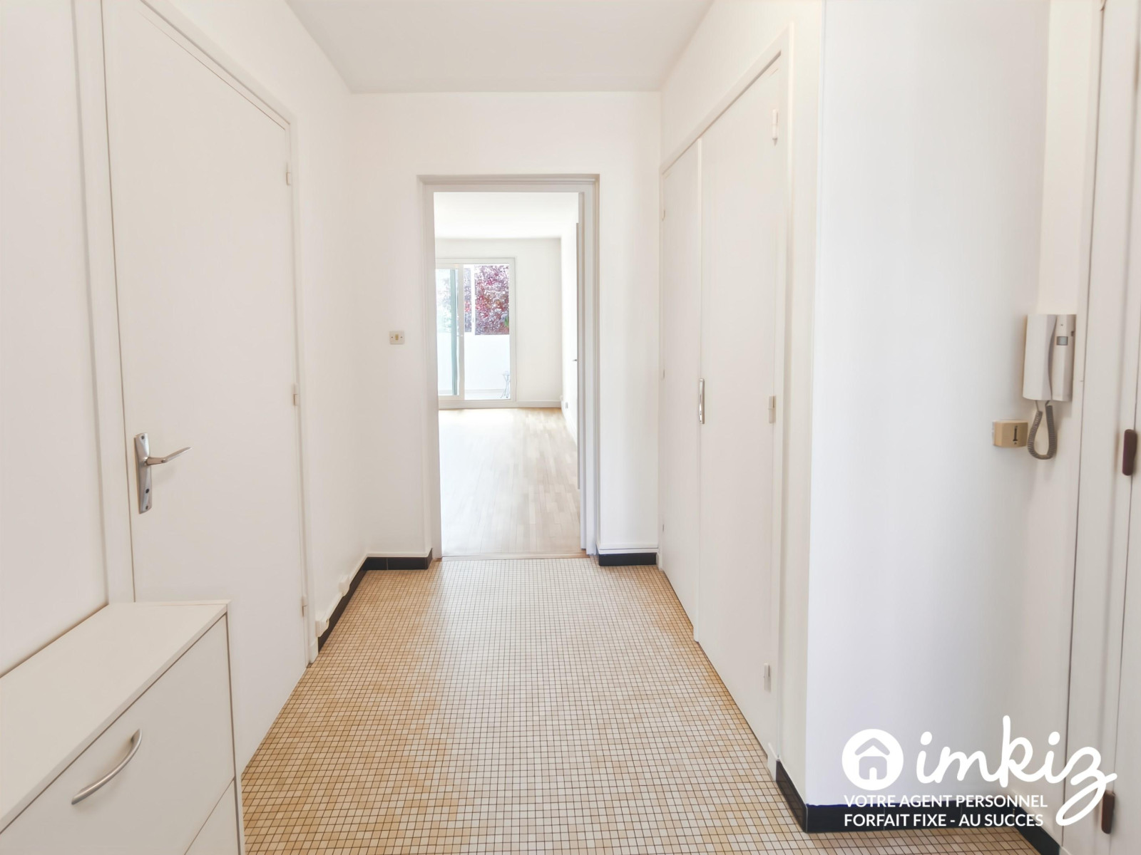 
                                                Vente
                                                 T2 rénové de 48m² avec loggia, parking et tennis