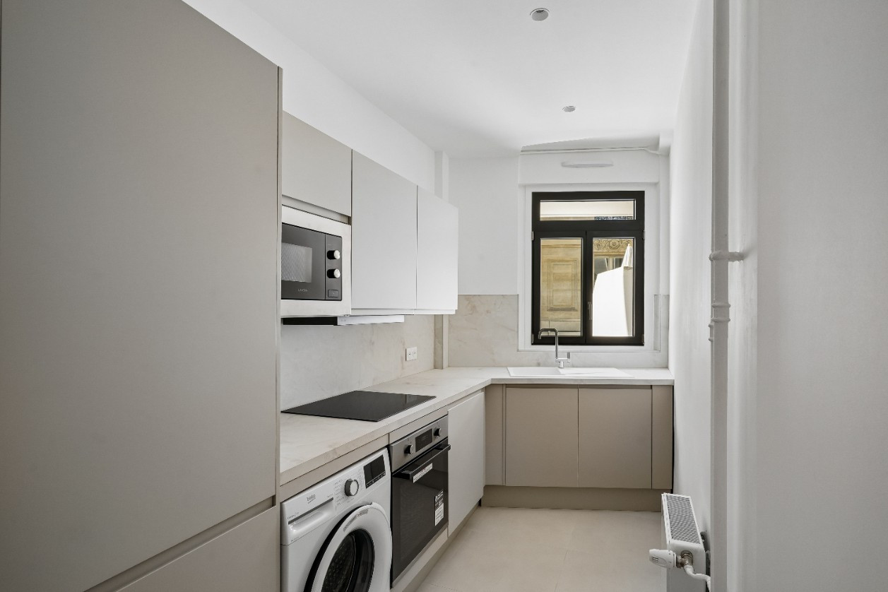 
                                                Vente
                                                 T2 Rénové - Quartier Champs-Elysées - Paris 8