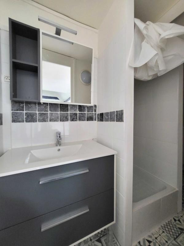 
                                                Location
                                                 T2 sous les toits 30 m² — Rouen