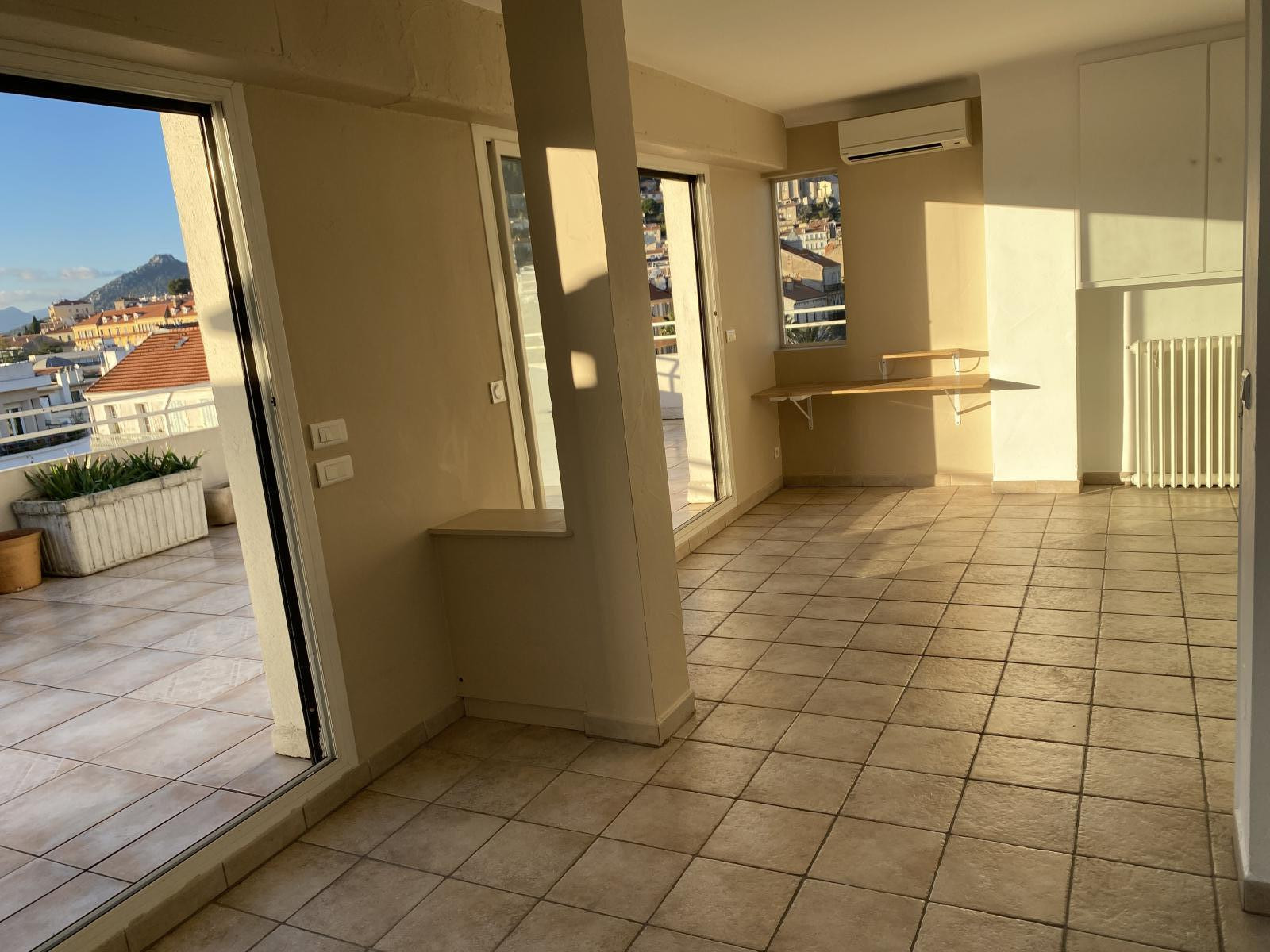 
                                                Location
                                                 T2/T3 + terrasse de 70 m2 avec vue Hyères centre