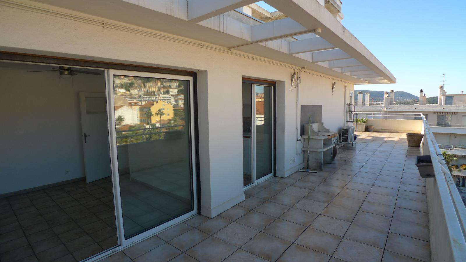
                                                Location
                                                 T2/T3 + terrasse de 70 m2 avec vue Hyères centre