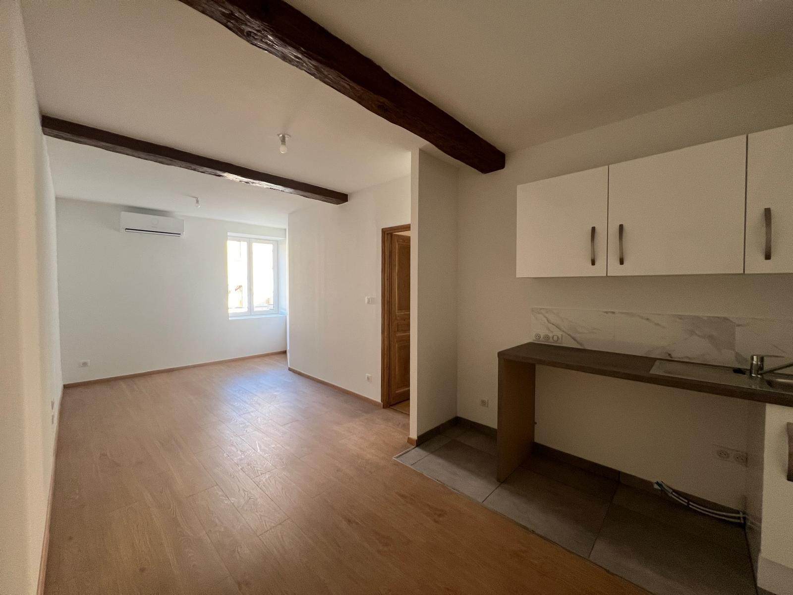 
                                                Vente
                                                 T3 - entièrement rénové - CHAUFFAILLES