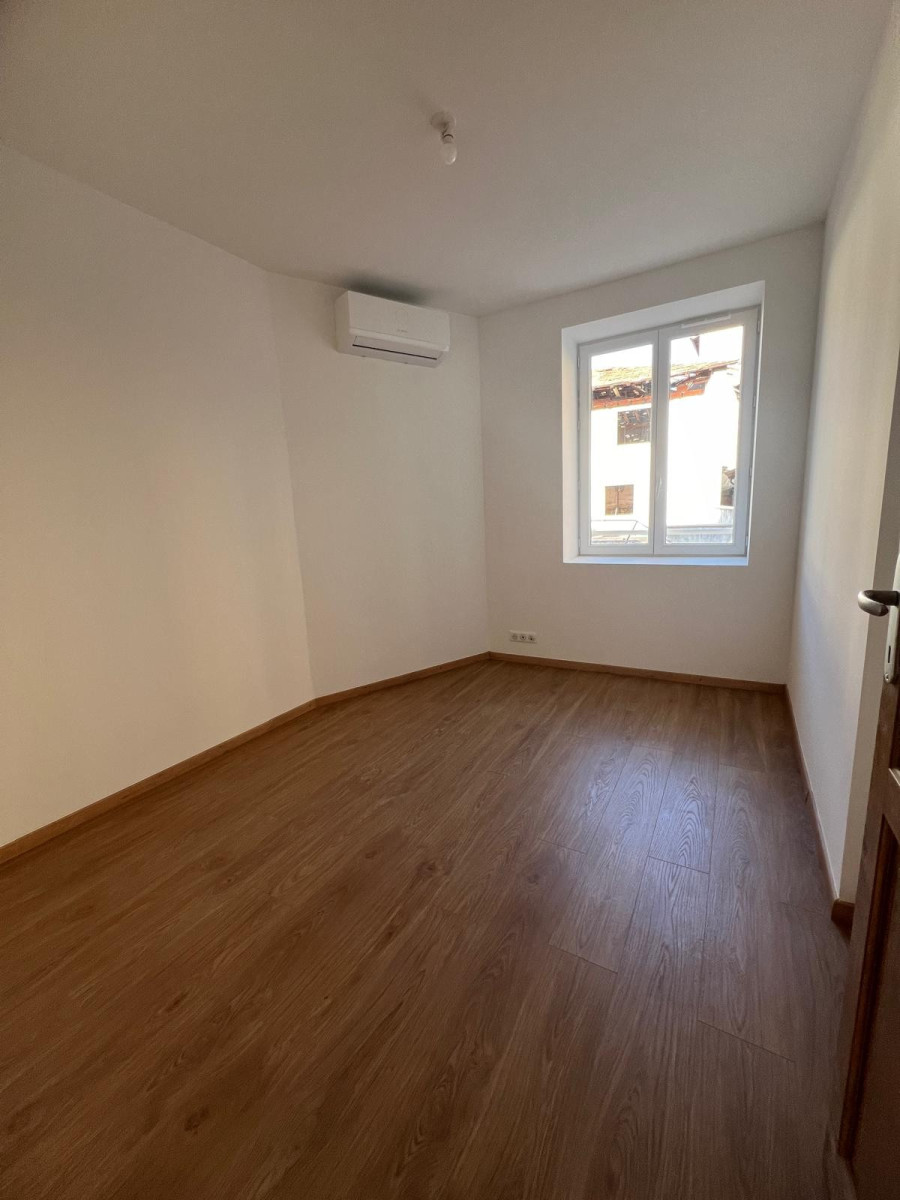 
                                                Vente
                                                 T3 - entièrement rénové - CHAUFFAILLES