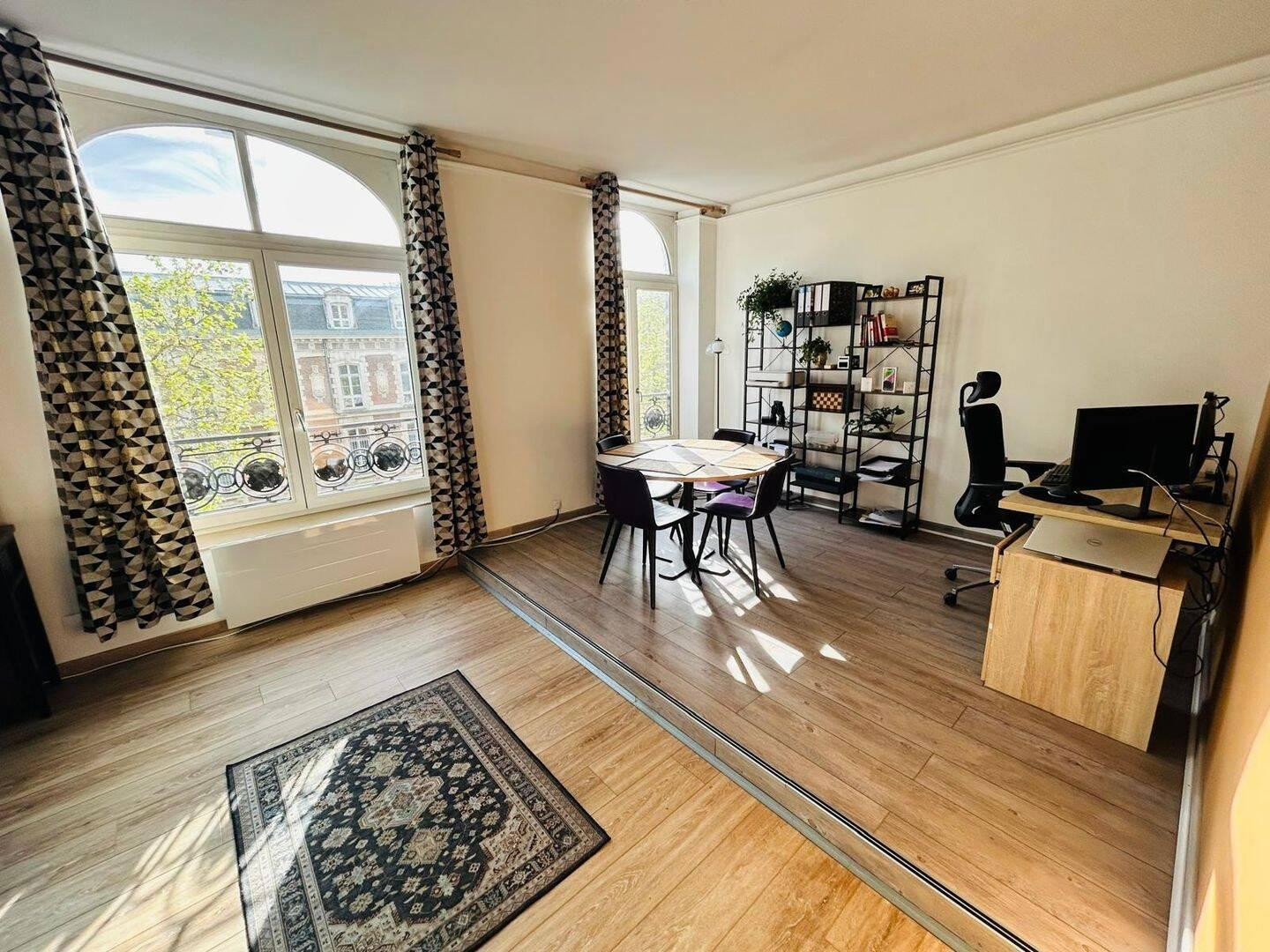 
                                                Location
                                                 T3 87 m² très lumineux - Meublé avec goût