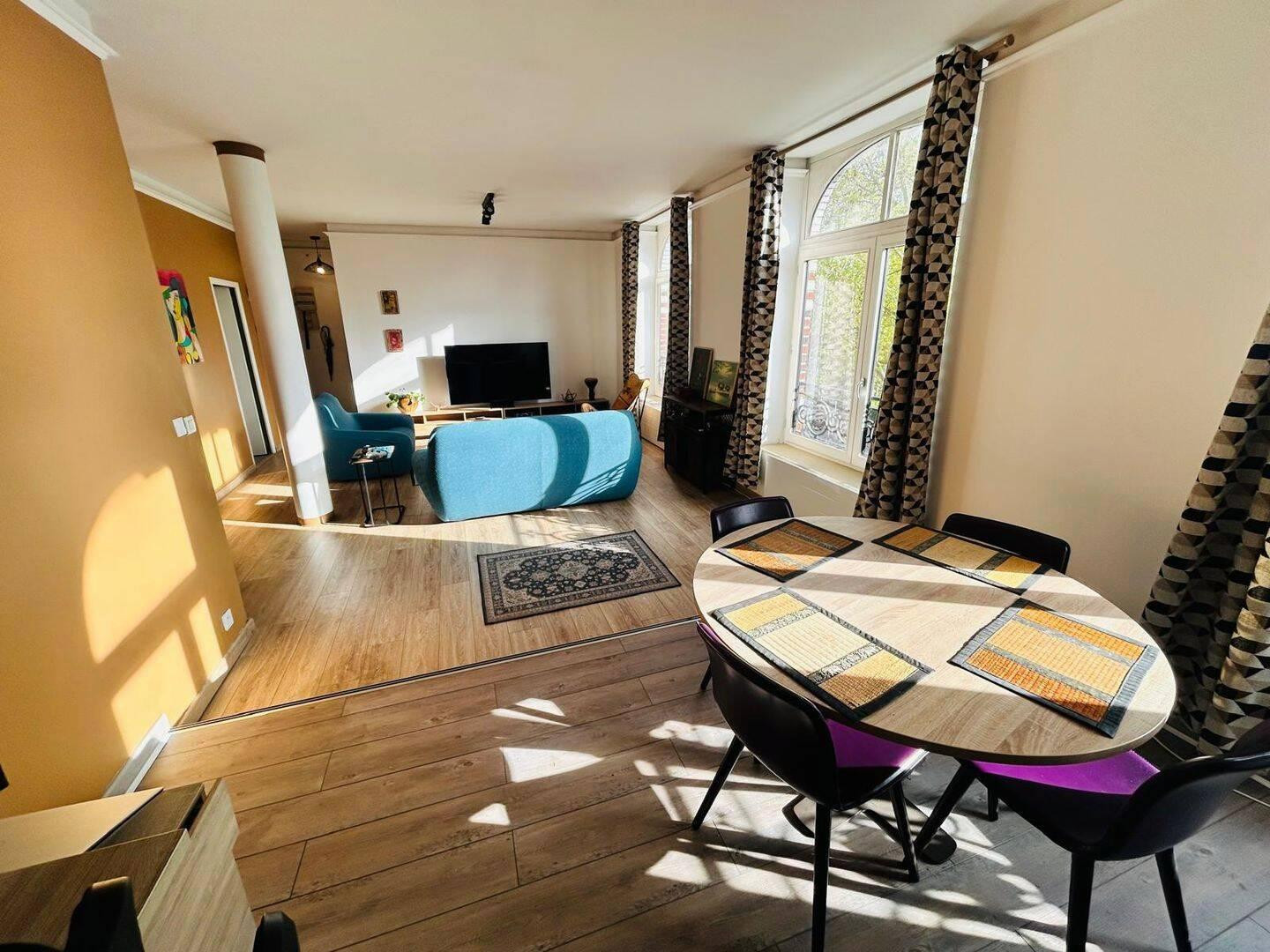 
                                                Location
                                                 T3 87 m² très lumineux - Meublé avec goût