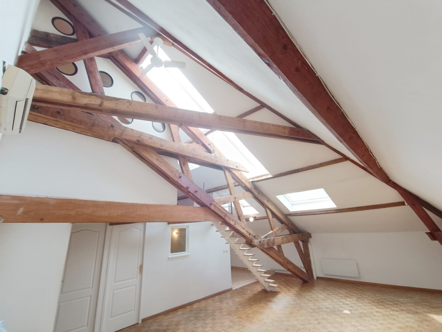 
                                                Location
                                                 T3 atypique avec bureau et parking