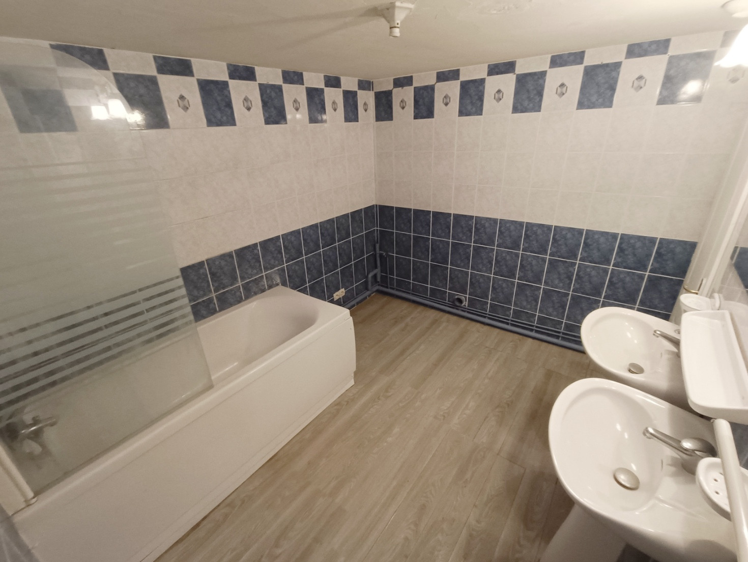 
                                                Location
                                                 T3 atypique avec bureau et parking