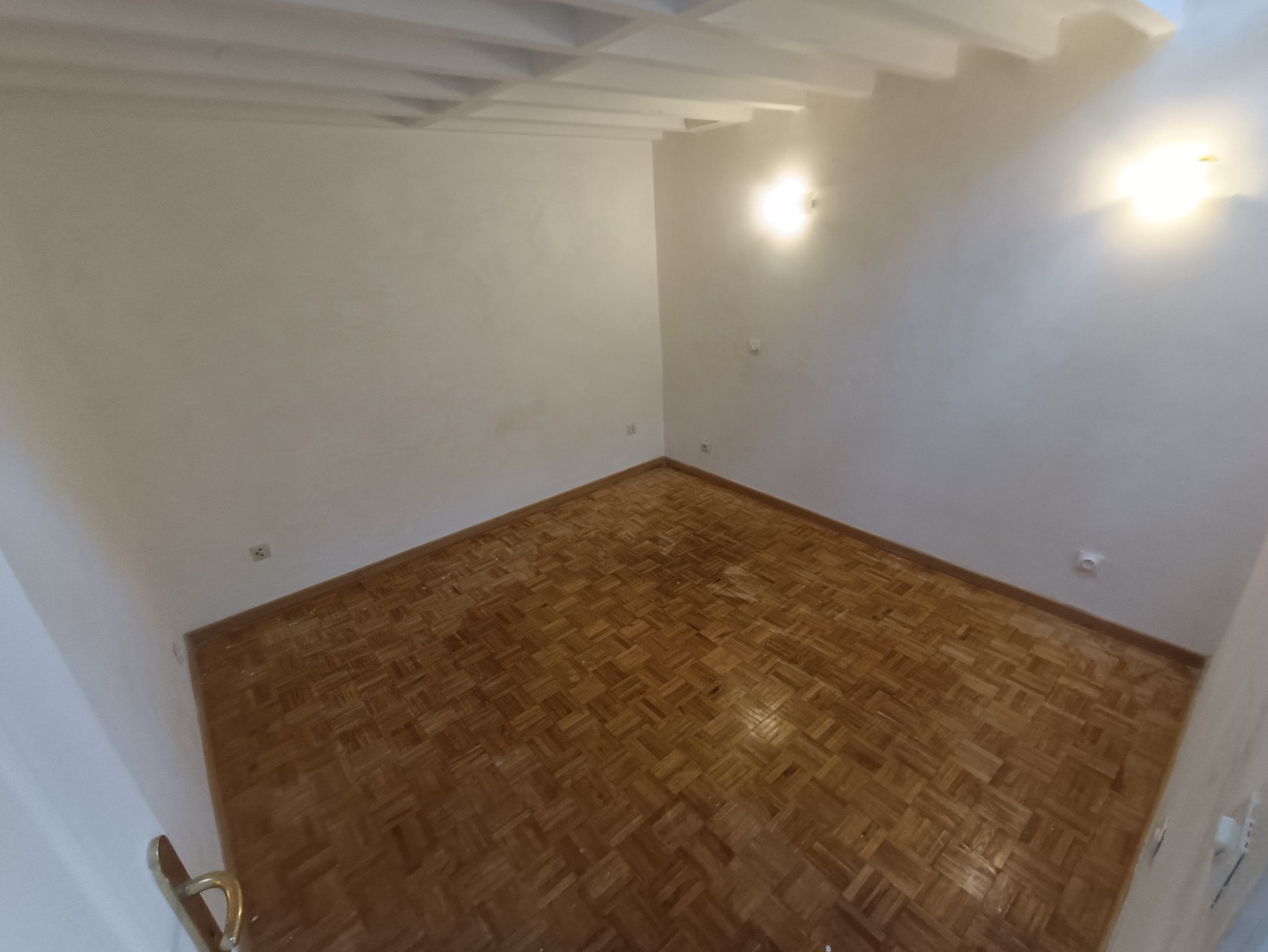 
                                                Location
                                                 T3 atypique avec bureau et parking