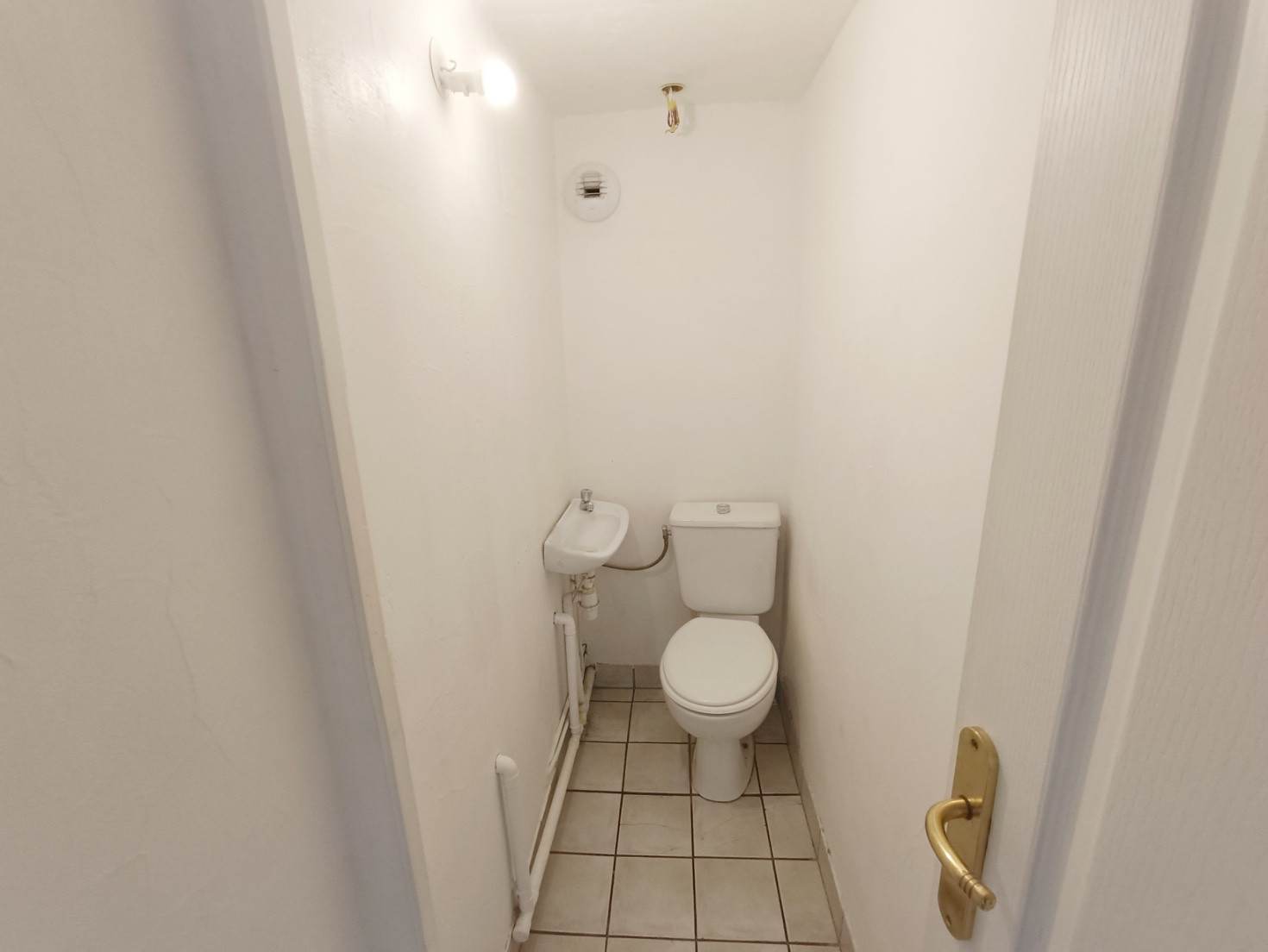
                                                Location
                                                 T3 atypique avec bureau et parking