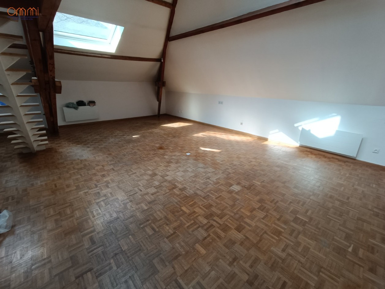 
                                                Location
                                                 T3 atypique avec bureau et parking