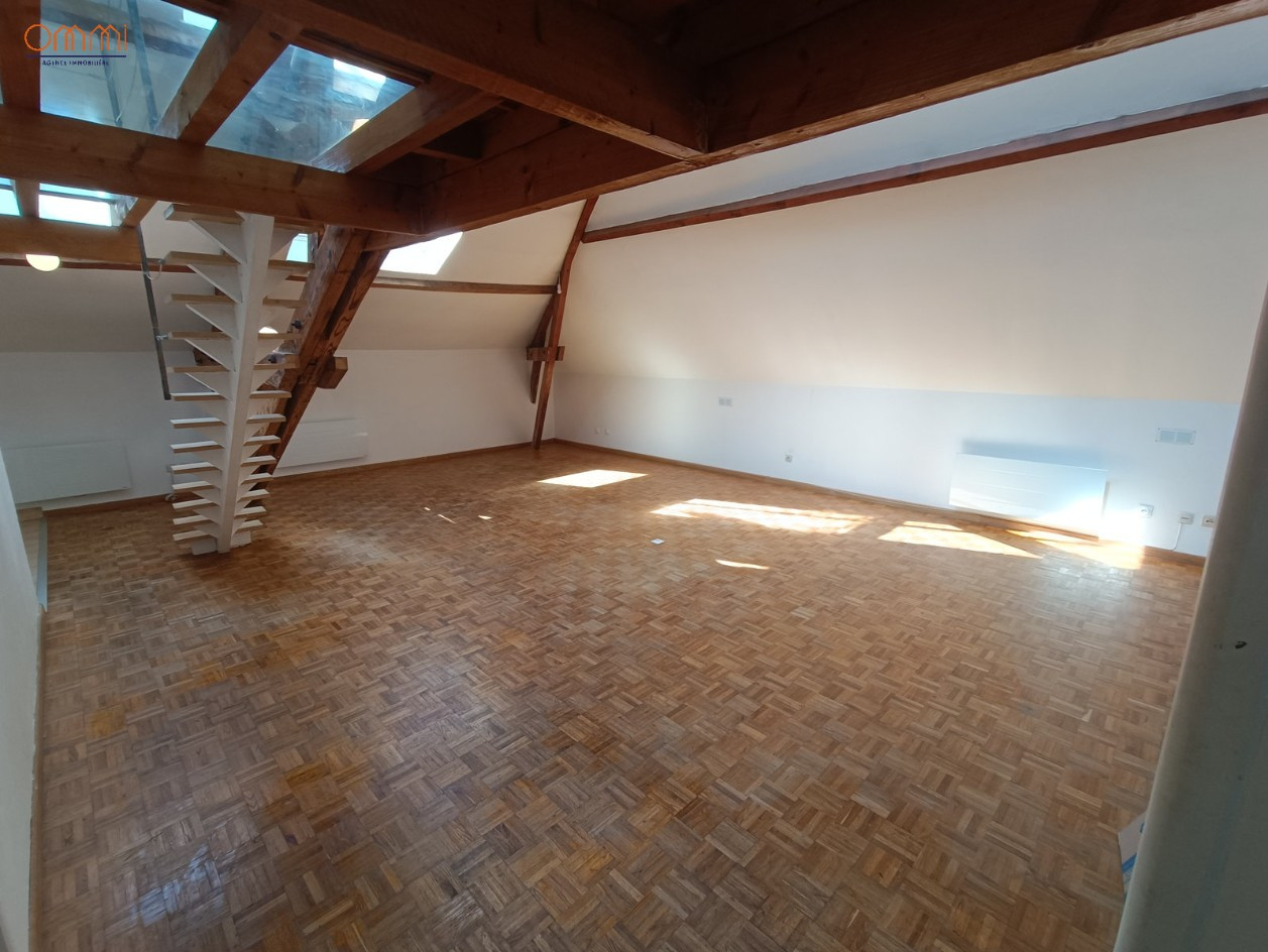 
                                                Location
                                                 T3 atypique avec bureau et parking