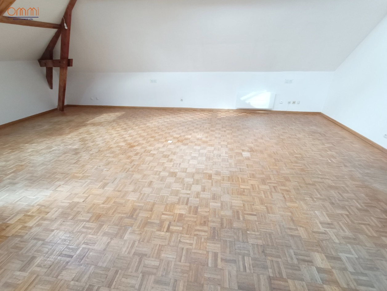 
                                                Location
                                                 T3 atypique avec bureau et parking