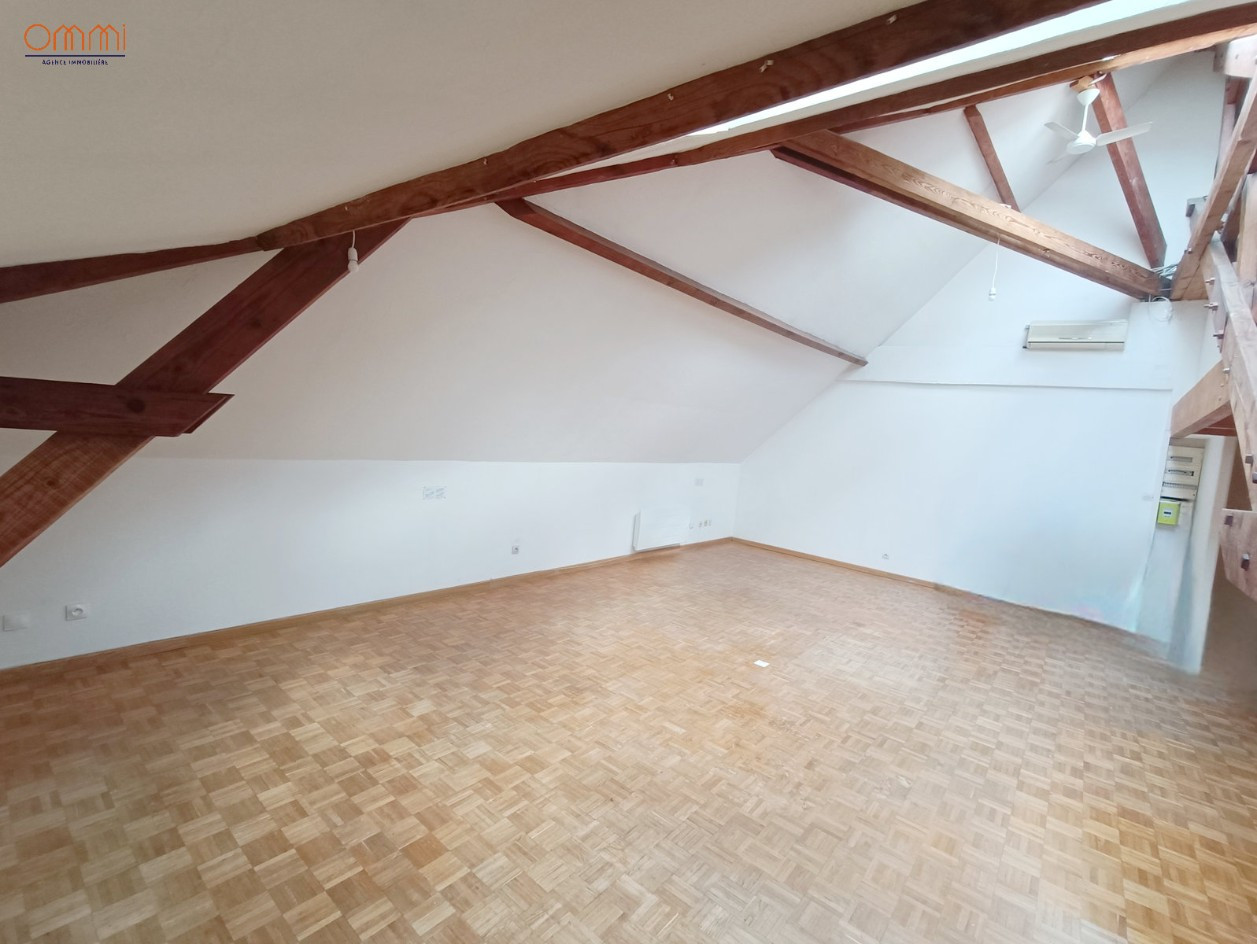 
                                                Location
                                                 T3 atypique avec bureau et parking