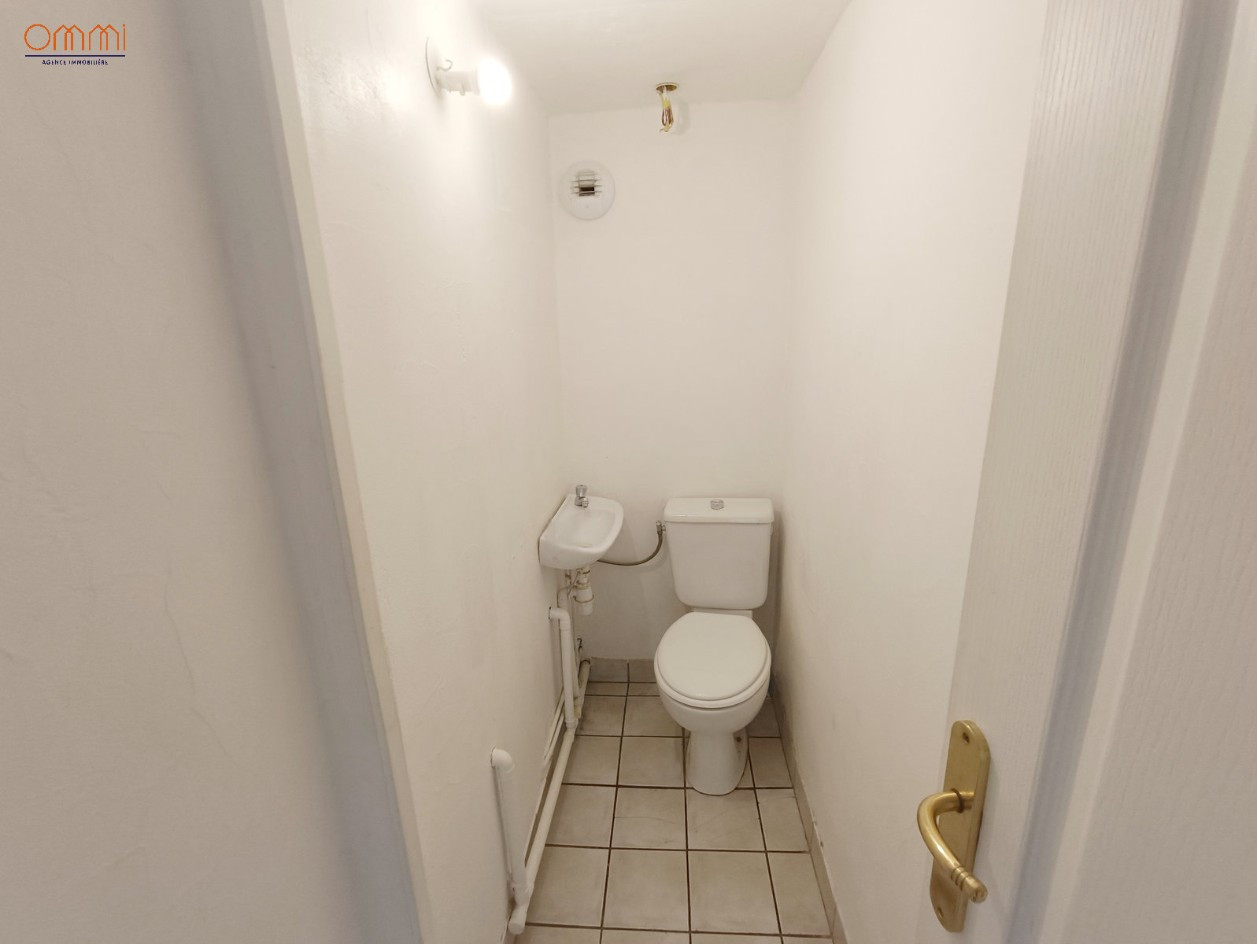 
                                                Location
                                                 T3 atypique avec bureau et parking