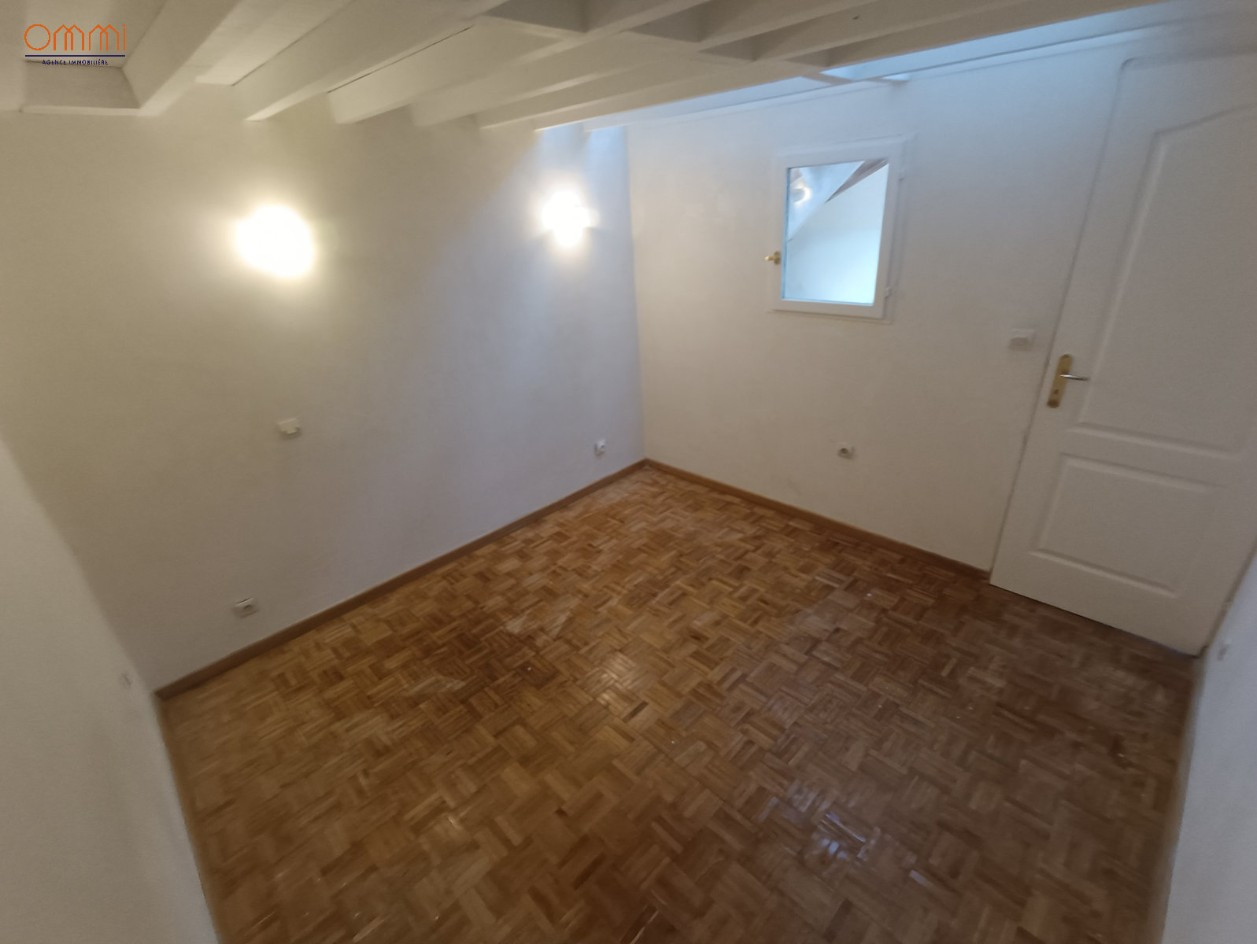 
                                                Location
                                                 T3 atypique avec bureau et parking