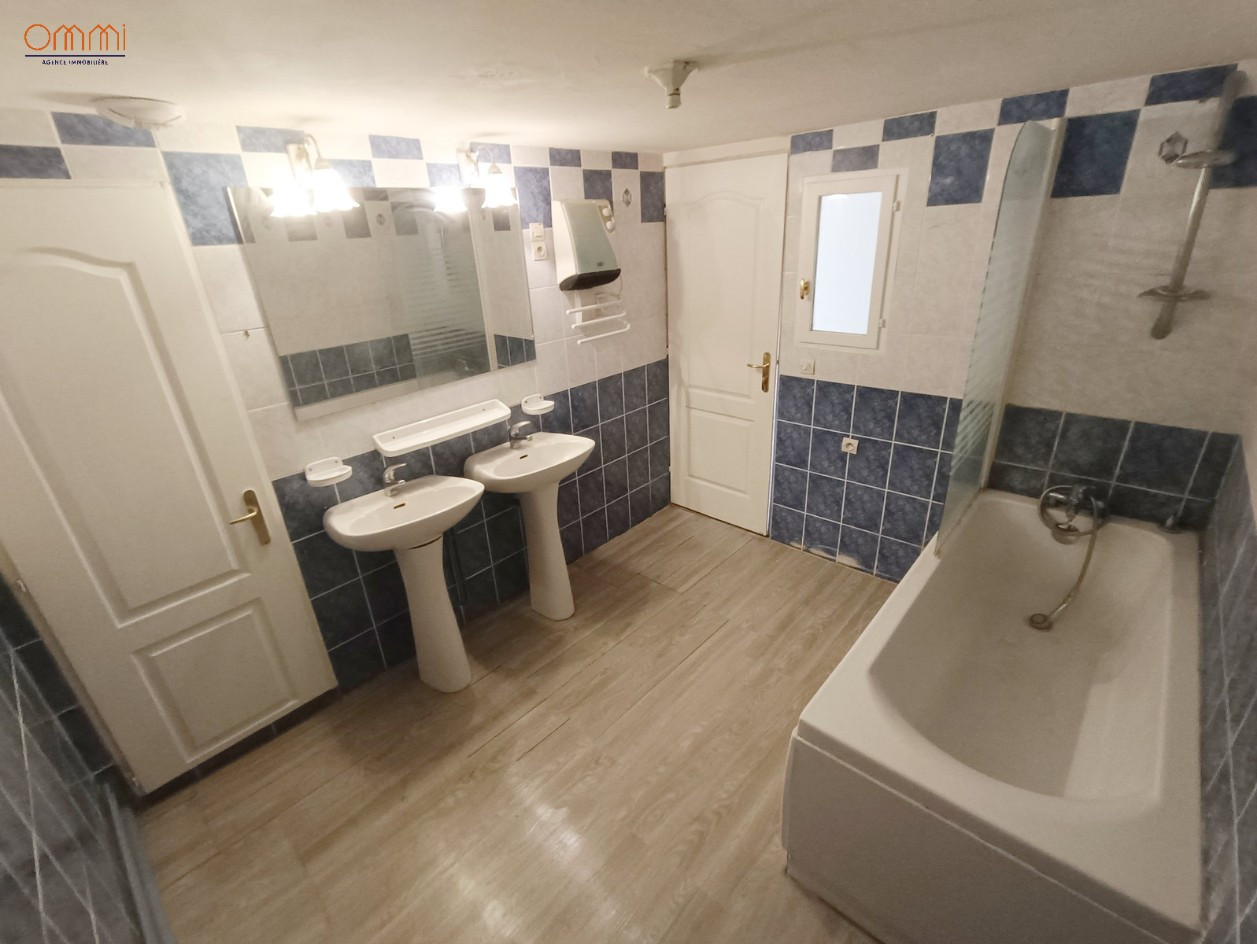 
                                                Location
                                                 T3 atypique avec bureau et parking