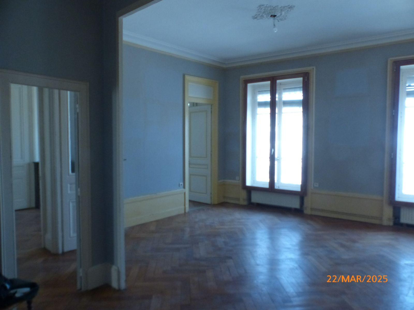
                                                Location
                                                 T3 +  au 4è étage d'un bel immeuble bien situé