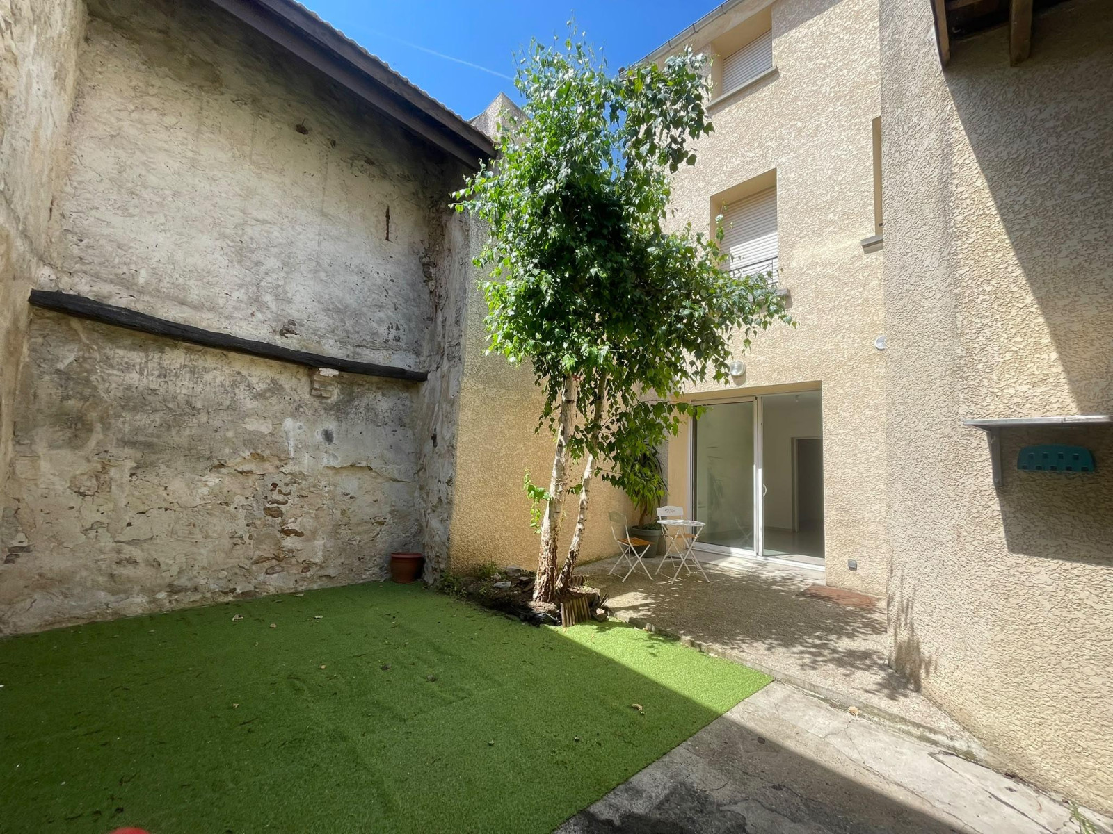 
                                                Vente
                                                 T3 avec cour privative et parking