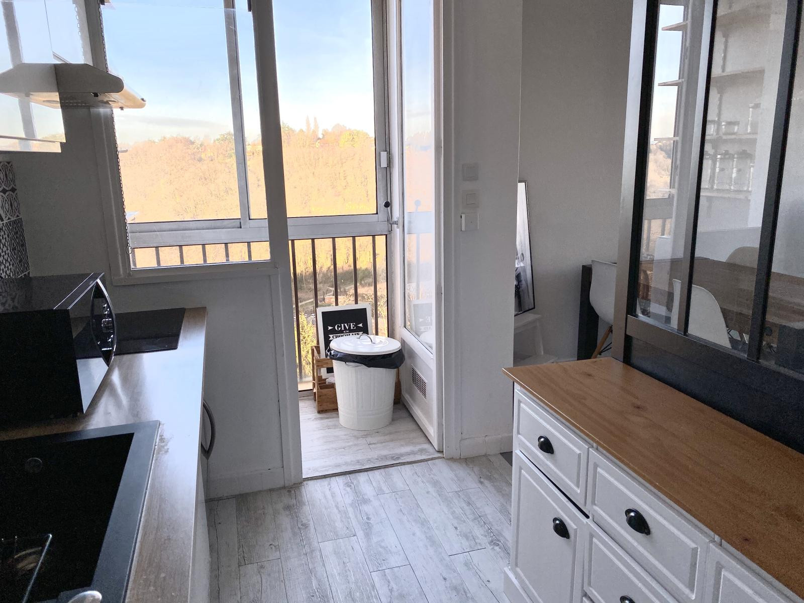 
                                                Location
                                                 T3 avec vue dégagée, balcon et place de parking