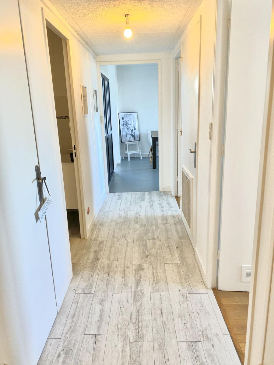 
                                                Location
                                                 T3 avec vue dégagée, balcon et place de parking