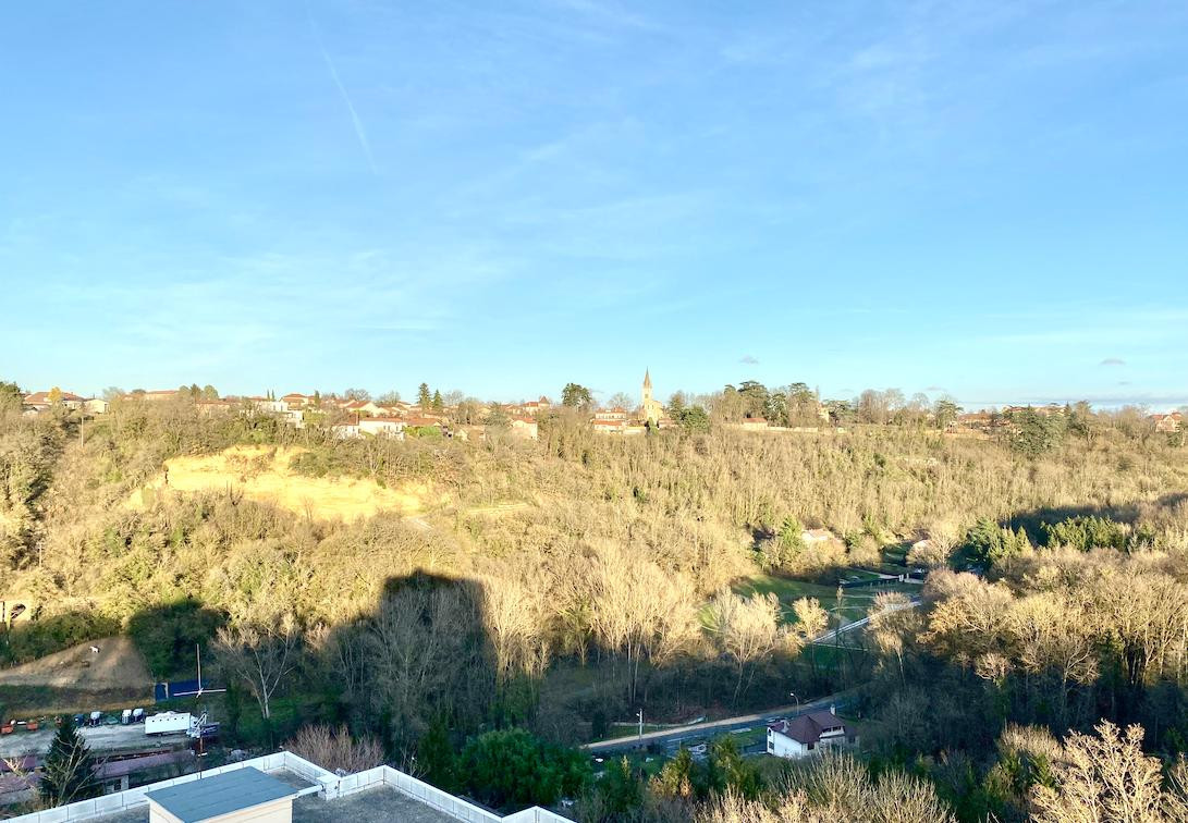 
                                                Location
                                                 T3 avec vue dégagée, balcon et place de parking