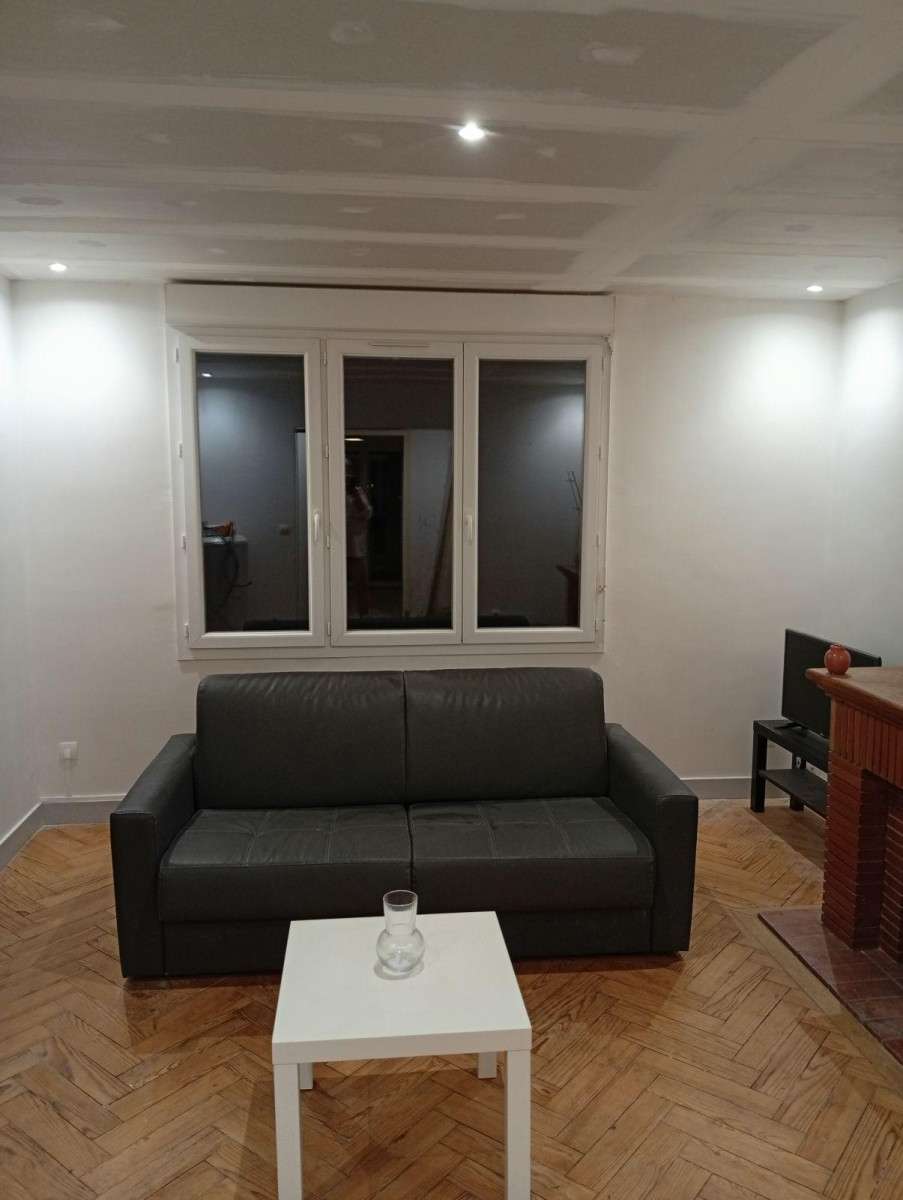 
                                                Location
                                                 T3 calme et refait a neuf avec vue paysagère.