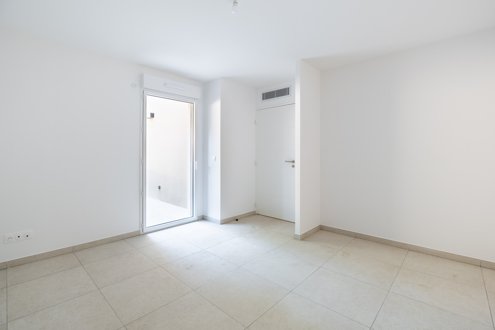 
                                                Vente
                                                 T3 de 67,55 m² avec 256 M² de jardin et 26 M² de terrasses - Cannes