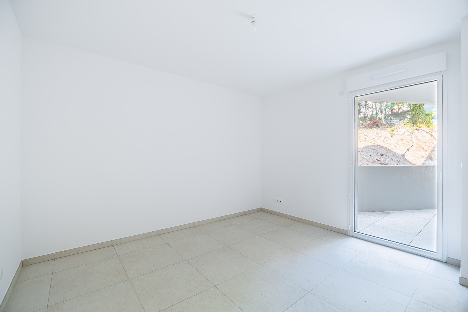 
                                                Vente
                                                 T3 de 67,55 m² avec 256 M² de jardin et 26 M² de terrasses - Cannes