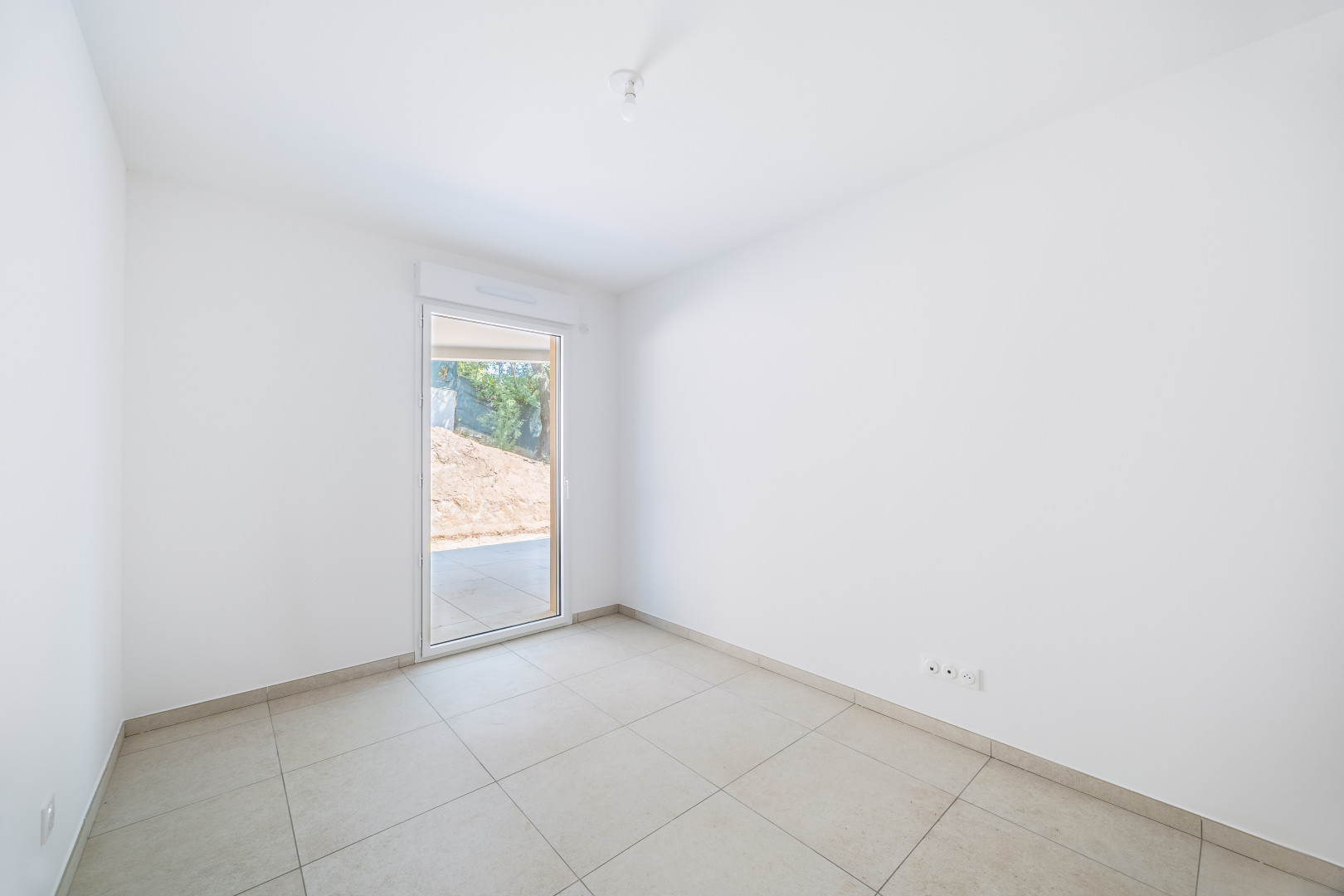 
                                                Vente
                                                 T3 de 67,55 m² avec 256 M² de jardin et 26 M² de terrasses - Cannes