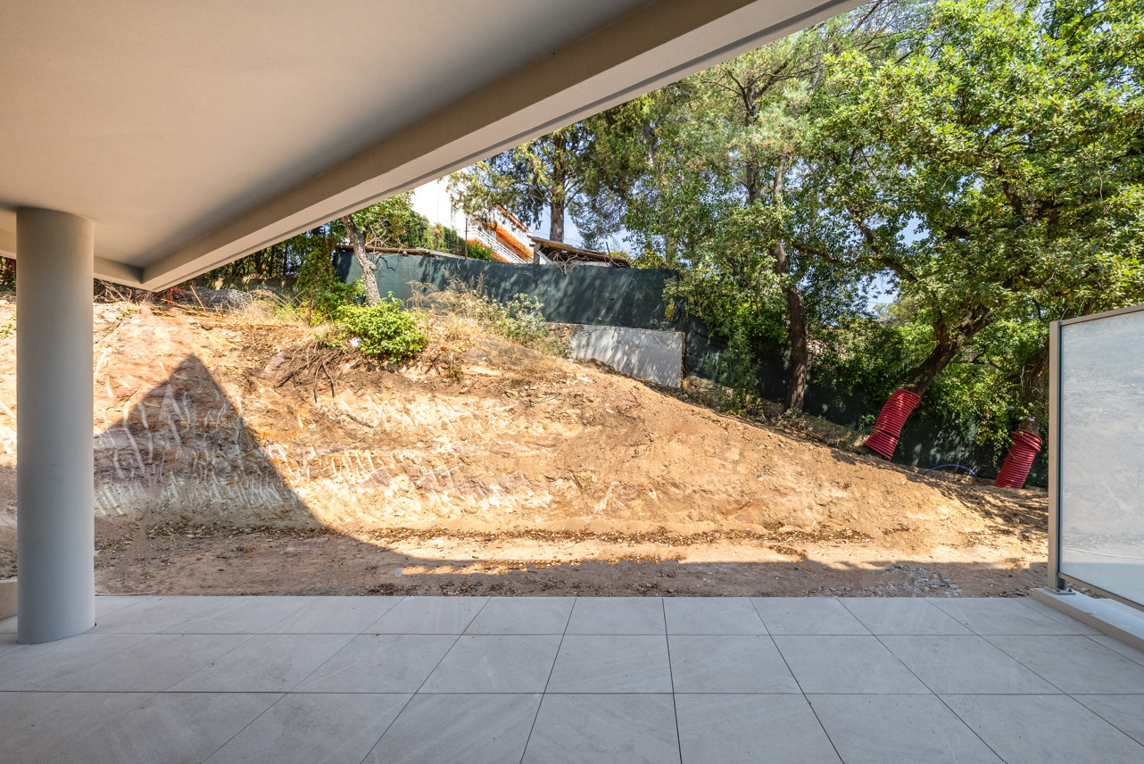 
                                                Vente
                                                 T3 de 67,55 m² avec 256 M² de jardin et 26 M² de terrasses - Cannes