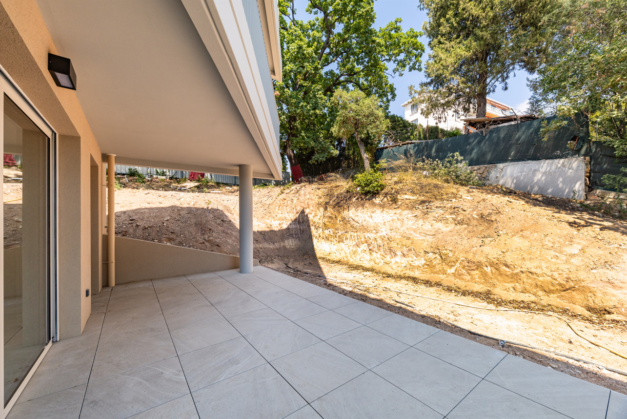 
                                                Vente
                                                 T3 de 67,55 m² avec 256 M² de jardin et 26 M² de terrasses - Cannes