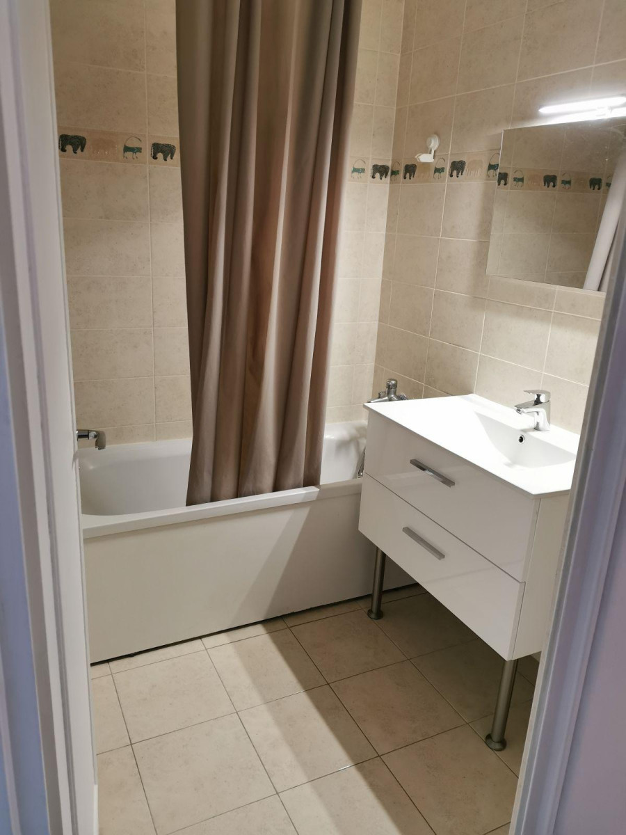 
                                                Location
                                                 T3 de 69m2 lumineux, refait à neuf