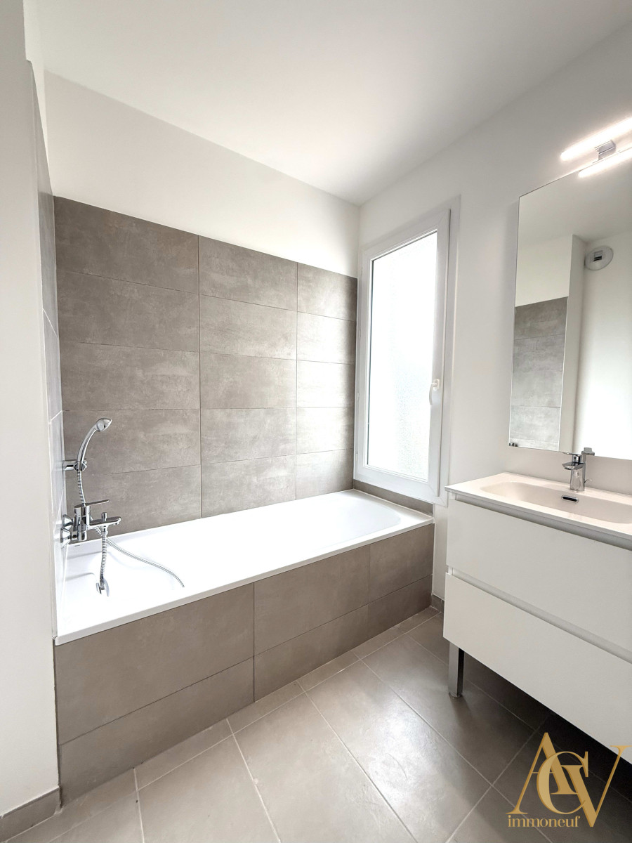 
                                                Vente
                                                 T3 Dernier Étage Terrasse & Vue Dégagée à Cogolin