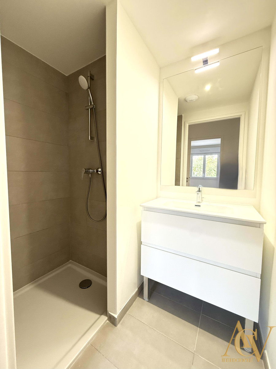 
                                                Vente
                                                 T3 Dernier Étage Terrasse & Vue Dégagée à Cogolin